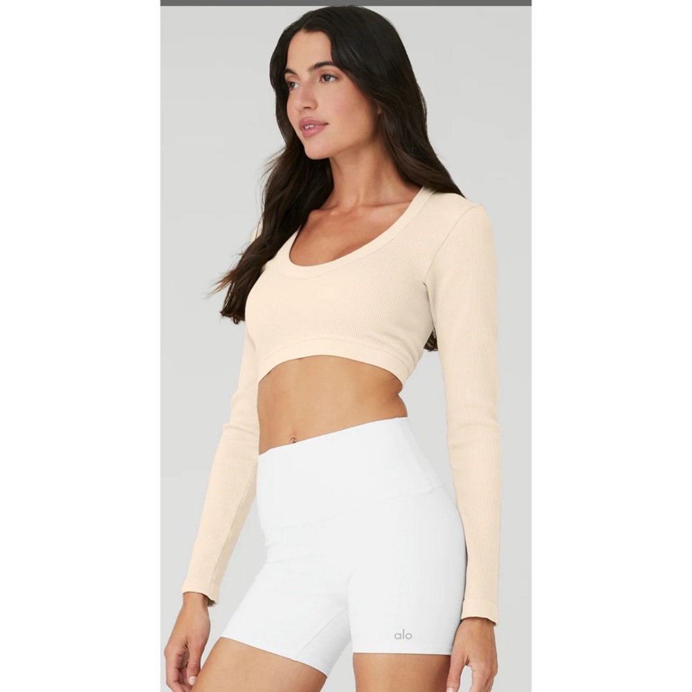 NEW!  ALO YOGA Seamless Ribbed Cropped Serene Long Sleeve - macadamia- MEDIUM